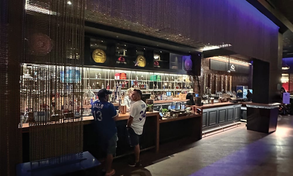 suitehop-globe-life-park-texsa-rangers-balcone-speakeasy-bar suitehop-globe-life-park-texsa-rangers-balcone-speakeasy-bar